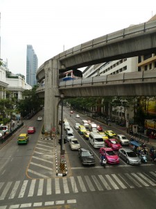 Der Skytrain - vielleicht schafft er irgendwann mal Platz auf Bangkoks Straßen